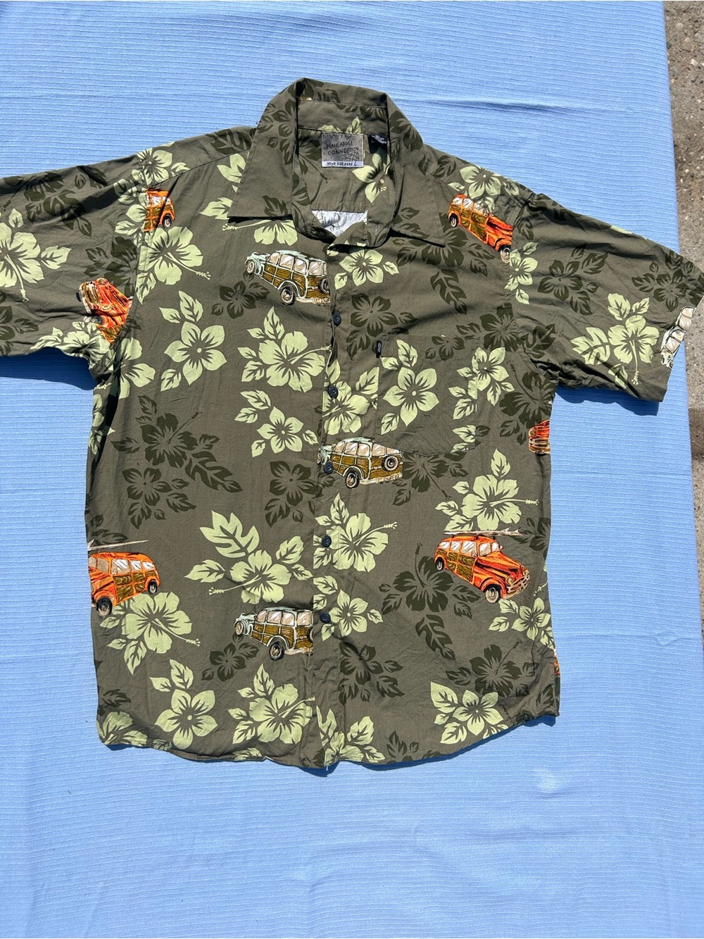 Men's Olive Green Short-Sleeve Button-Down Hawaiian Shirt with Car Print